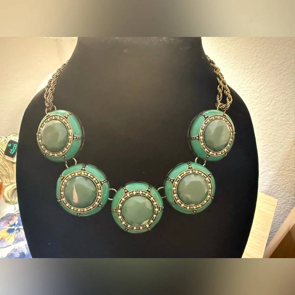 Elegant Green Statement Necklace - Picture 3 of 6